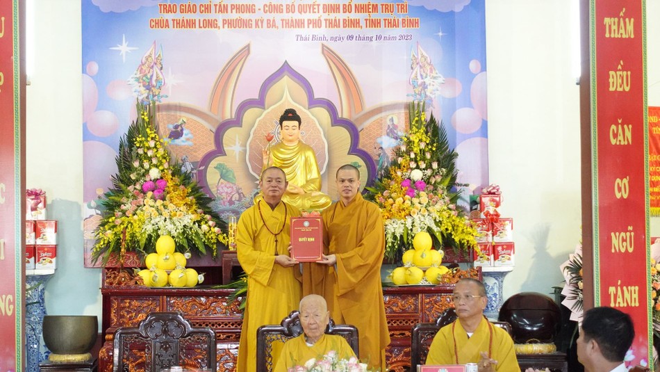 Thượng tọa Thích Thanh Hòa trao quyết định bổ nhiệm trụ trì chùa Thánh Long đến Đại đức Thích Thanh Ân
