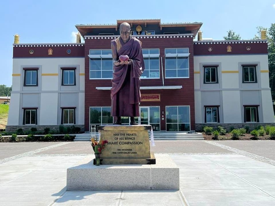Bức tượng Đức Dalai Lama tại Trung tâm học tập và Thư viện Dalai Lama Bức tượng Đức Dalai Lama tại Trung tâm học tập và Thư viện Dalai Lama