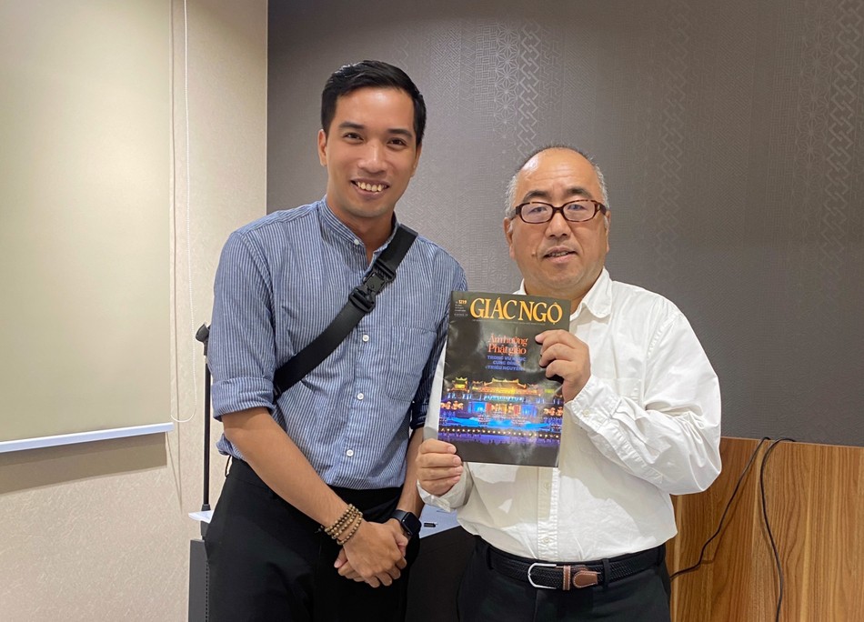 Tác giả Lương Hoàng tặng Báo Giác Ngộ đến Tiến sĩ Shine Toshihiko, Tùy viên Văn hóa Đại sứ quán Nhật Bản tại Việt Nam
