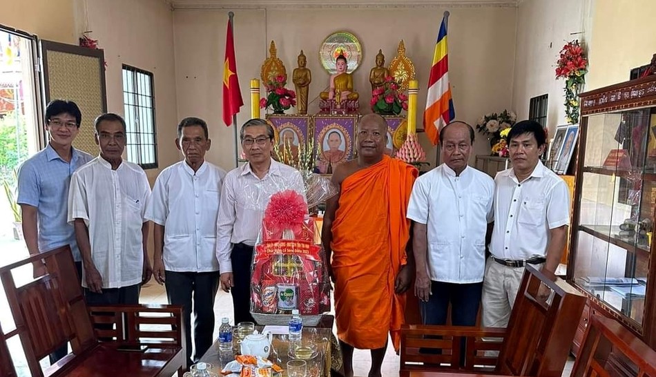 Thượng tọa Thạch Rươne trụ trì chùa Trà Khúp đón tiếp phái đoàn Ủy ban MTTQVN tỉnh Trà Vinh thăm, chúc mừng lễ Sene Đôn-ta