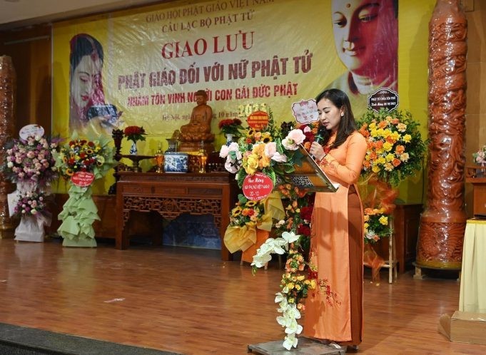 Phật tử Cẩm Vân dẫn chương trình Phật tử Cẩm Vân dẫn chương trình