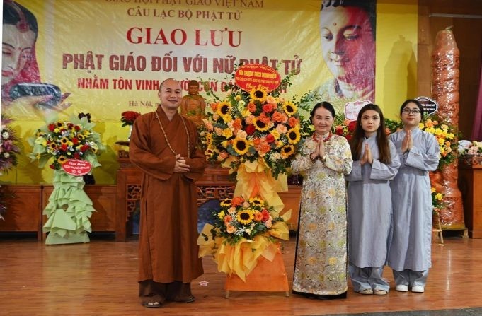 Hòa thượng Thích Thanh Điện, Phó Chủ tịch Hội đồng Trị sự, Phó Thường trực Ban Hướng dẫn Phật tử T.Ư gửi lẵng hoa chúc mừng Hòa thượng Thích Thanh Điện, Phó Chủ tịch Hội đồng Trị sự, Phó Thường trực Ban Hướng dẫn Phật tử T.Ư gửi lẵng hoa chúc mừng