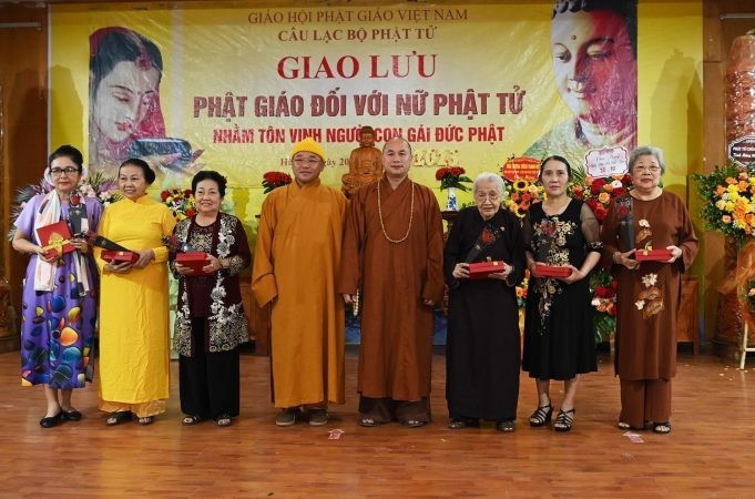 Tặng quà đến các nữ Phật tử tinh tấn của Câu lạc bộ Phật tử Quán Sứ Tặng quà đến các nữ Phật tử tinh tấn của Câu lạc bộ Phật tử Quán Sứ