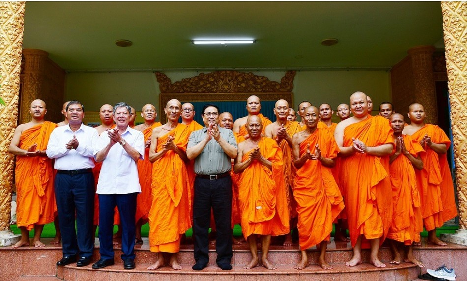 Thủ tướng Phạm Minh Chính và lãnh đạo tỉnh Trà Vinh chụp hình lưu niệm với chư Tăng Hội Đoàn kết Sư sãi yêu nước tỉnh Thủ tướng Phạm Minh Chính và lãnh đạo tỉnh Trà Vinh chụp hình lưu niệm với chư Tăng Hội Đoàn kết Sư sãi yêu nước tỉnh