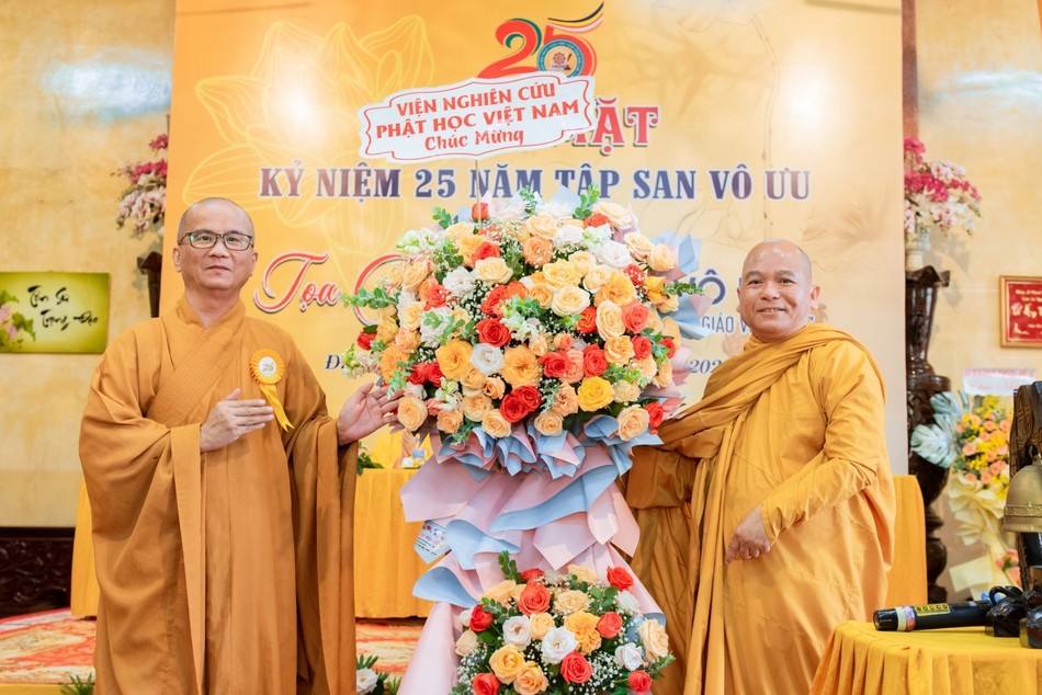 Thượng tọa Thích Chúc Phú, Phó Tổng Thư ký Viện Nghiên cứu Phật học VN tặng hoa chúc mừng Thượng tọa Thích Chúc Phú, Phó Tổng Thư ký Viện Nghiên cứu Phật học VN tặng hoa chúc mừng