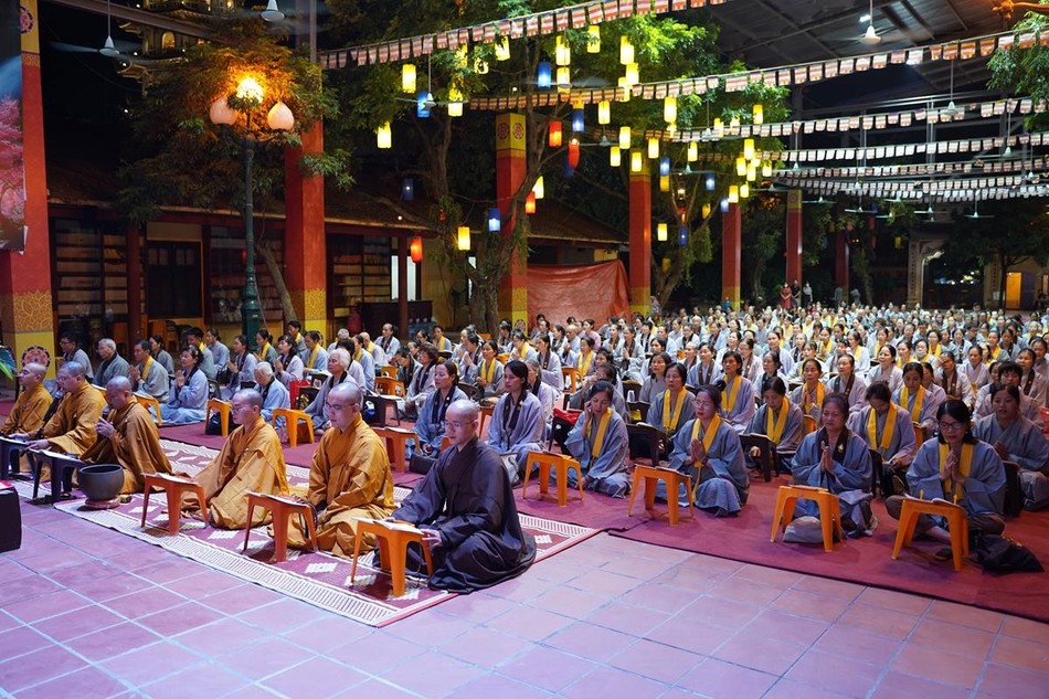 Đại chúng khép lại ngày đầu tiên của khóa tập huấn bằng thời kinh Dược Sư dưới sự chủ lễ của chư Tăng bổn tự