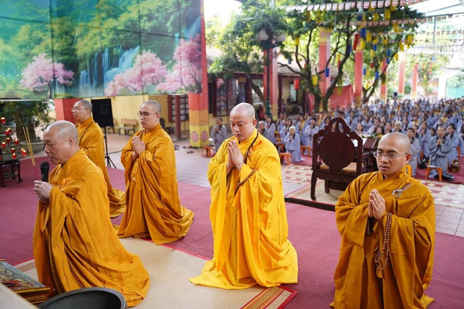 Hòa thượng Thích Bảo Nghiêm và chư Tăng bổn tự niêm hương bạch Phật