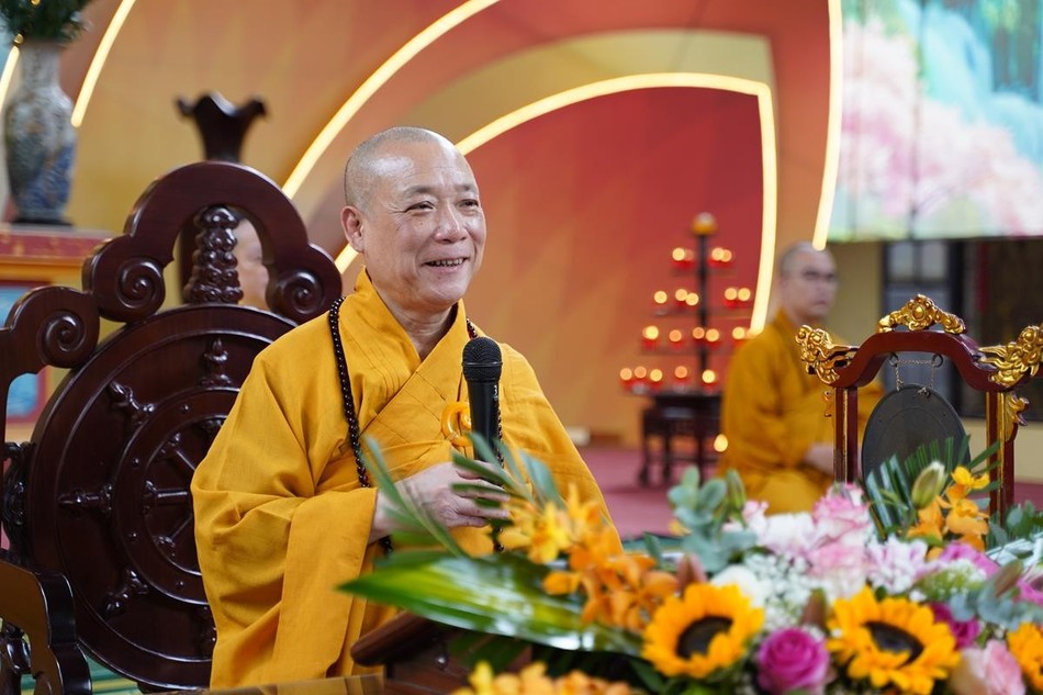 Hòa thượng Thích Bảo Nghiêm sách tấn đại chúng