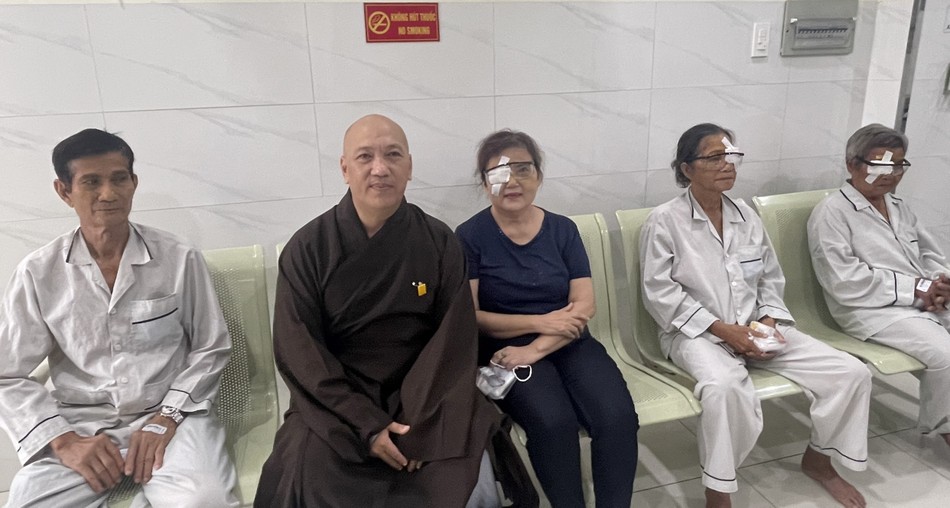 Thượng tọa Thích Giác Nguyên thăm hỏi các bệnh nhân sau khi mổ mắt Thượng tọa Thích Giác Nguyên thăm hỏi các bệnh nhân sau khi mổ mắt