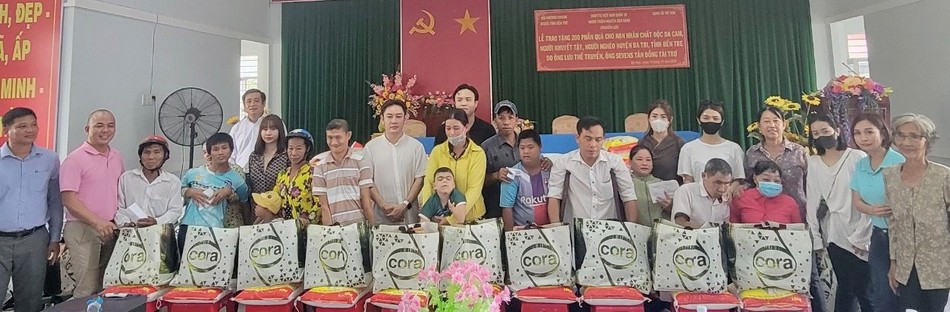 Trao quà đến bà con tại H.Ba Tri, Bến Tre Trao quà đến bà con tại H.Ba Tri, Bến Tre