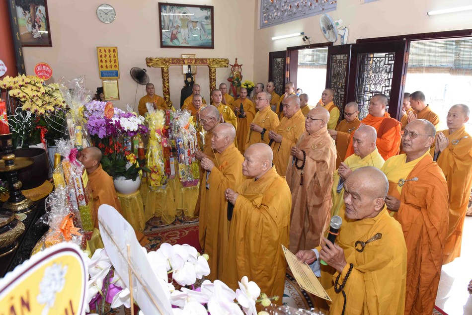 Chư tôn giáo phẩm thắp hương cầu nguyện