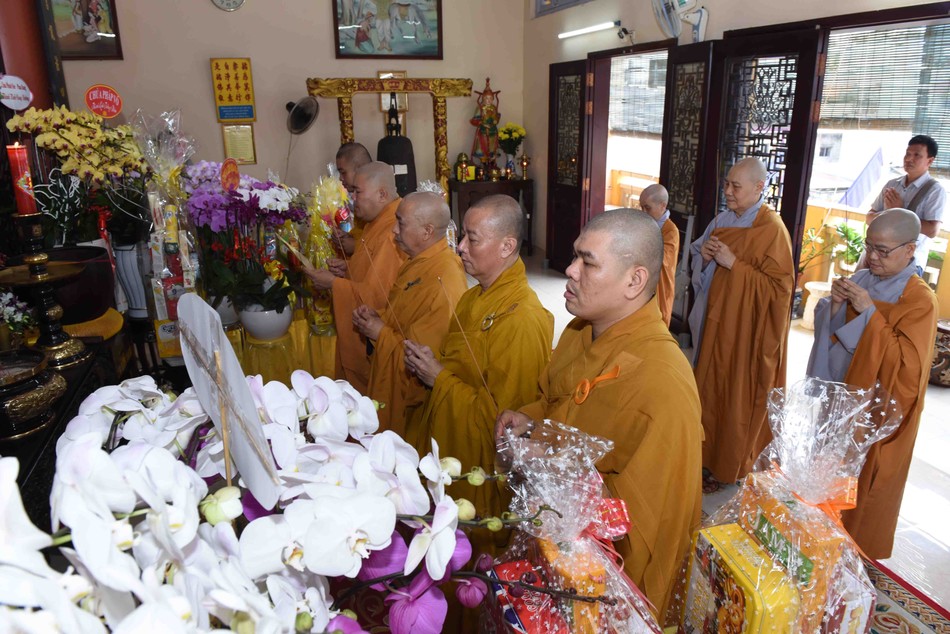Chư Tăng Ni Thường trực Ban Trị sự GHPGVN Q.Bình Thạnh thắp hương tưởng niệm