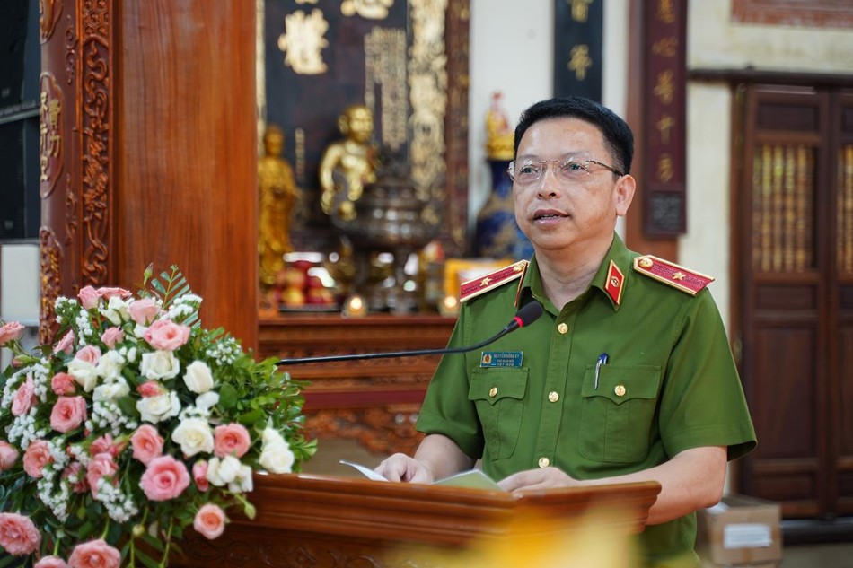 Thiếu tướng Nguyễn Hồng Ky thông tin đến chư Tăng Ni về những tiện ích của việc sử dụng ứng dụng VNeID