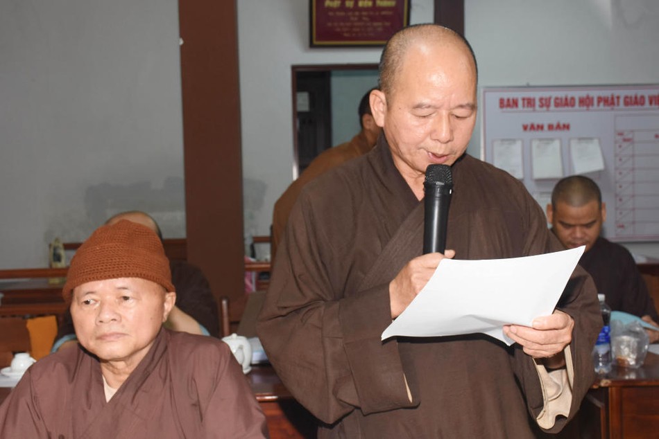 Thượng tọa Thích Viên Trừng đọc báo cáo