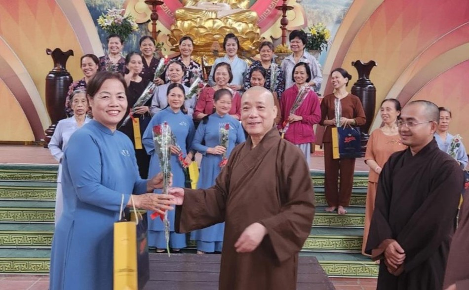 Hoà thượng Thích Bảo Nghiêm tặng hoa, quà đến các bà, các cô công quả tại chùa Bằng