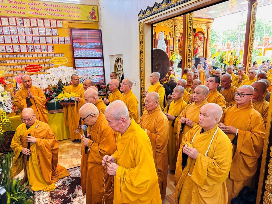 Chư tôn giáo phẩm nhất tâm cầu nguyện Chư tôn giáo phẩm nhất tâm cầu nguyện