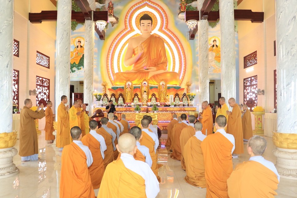 Chư tôn đức cử hành nghi thức bạch Phật khai chung bảng Chư tôn đức cử hành nghi thức bạch Phật khai chung bảng