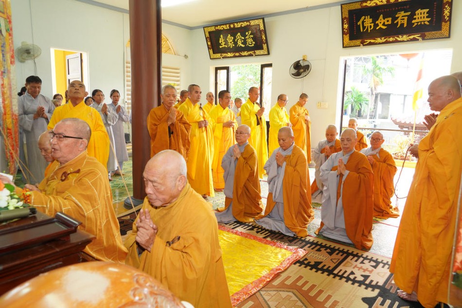 Chư tôn đức thắp hương cầu nguyện