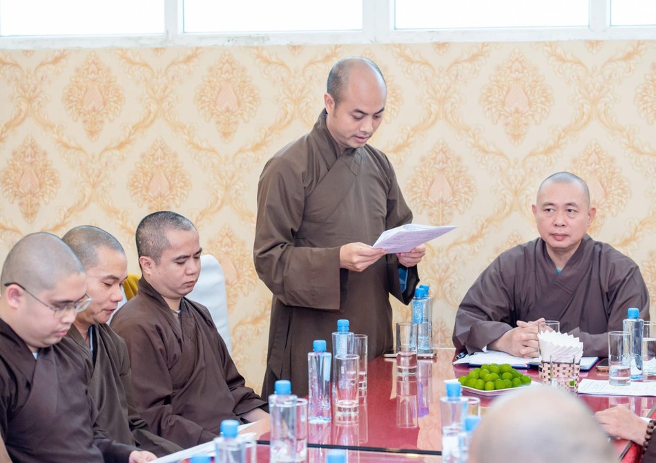 Đại đức Thích Nguyên Phong, Chánh Thư ký kiêm Chánh Văn phòng Ban Trị sự GHPGVN tỉnh Thanh Hóa báo cáo tại phiên họp Đại đức Thích Nguyên Phong, Chánh Thư ký kiêm Chánh Văn phòng Ban Trị sự GHPGVN tỉnh Thanh Hóa báo cáo tại phiên họp