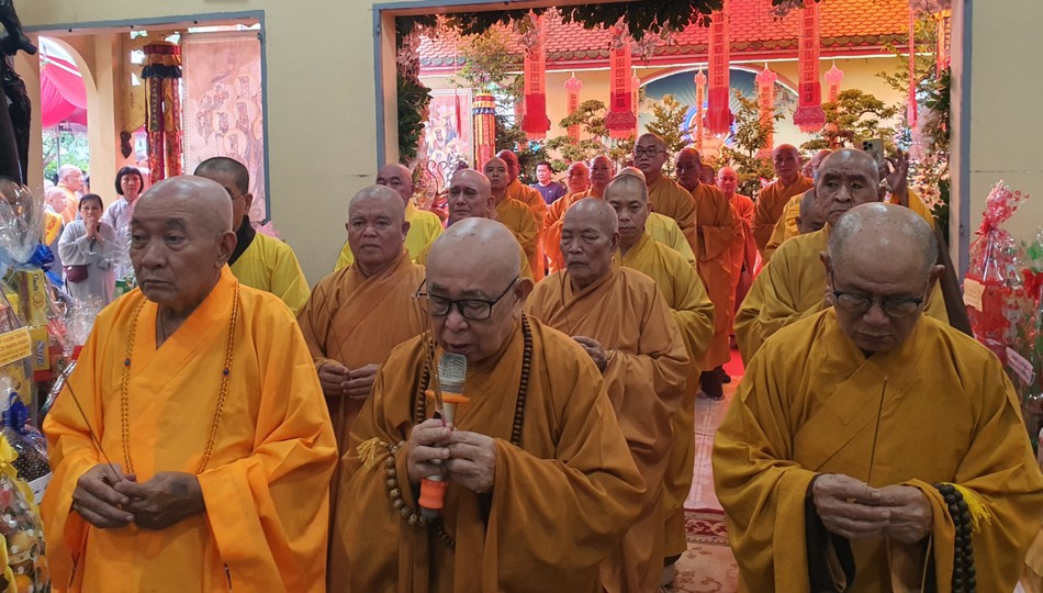 Chư tôn đức thắp hương tưởng niệm Chư tôn đức thắp hương tưởng niệm