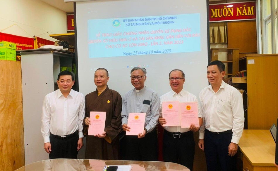 Sở Tài nguyên &amp; Môi trường TP.HCM tổ chức trao sổ hồng cho các cơ sở tôn giáo vào sáng 25-10