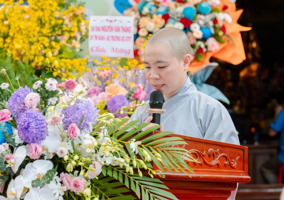 Sư cô Thích Đàm Ngoan báo cáo quá trình 15 năm đại trùng tu chùa Hồi Long Sư cô Thích Đàm Ngoan báo cáo quá trình 15 năm đại trùng tu chùa Hồi Long