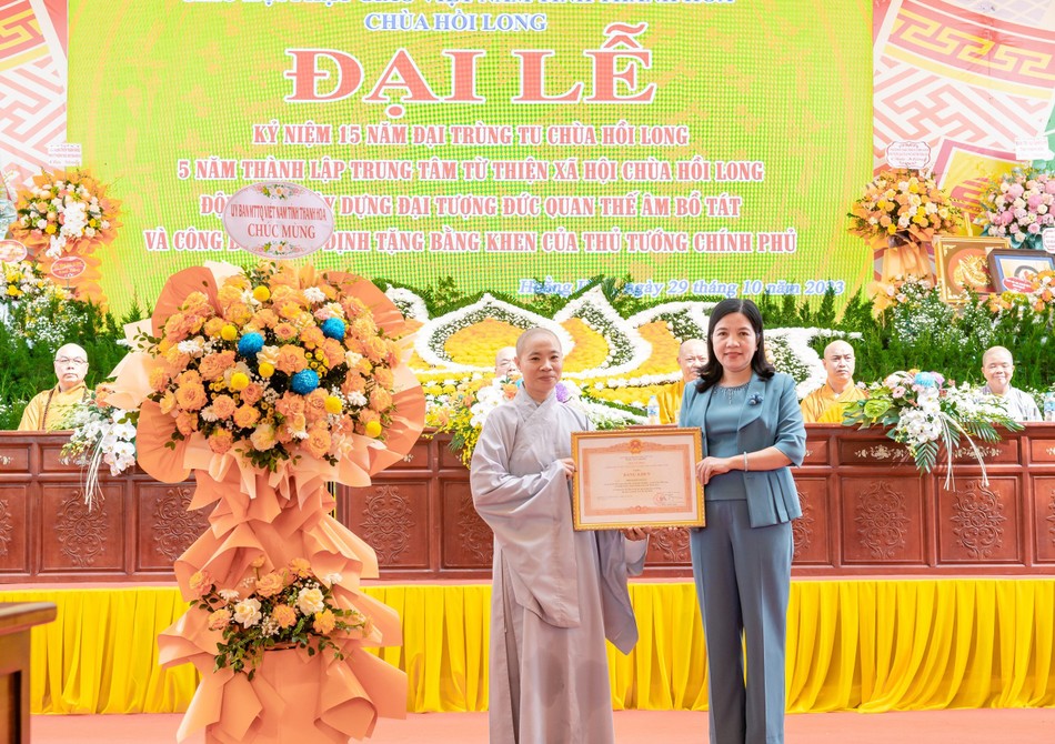 Bà Phạm Thị Thanh Thủy, Trưởng ban Dân vận Tỉnh ủy, Chủ tịch Ủy ban MTTQVN tỉnh Thanh Hóa trao Bằng khen của Thủ tướng Chính phủ đến Sư cô Thích Đàm Ngoan Bà Phạm Thị Thanh Thủy, Trưởng ban Dân vận Tỉnh ủy, Chủ tịch Ủy ban MTTQVN tỉnh Thanh Hóa trao Bằng khen của Thủ tướng Chính phủ đến Sư cô Thích Đàm Ngoan