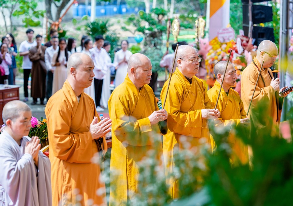 Chư tôn đức niêm hương bạch Phật cử hành nghi lễ động thổ xây dựng đại tượng Quán Thế Âm Bồ-tát Chư tôn đức niêm hương bạch Phật cử hành nghi lễ động thổ xây dựng đại tượng Quán Thế Âm Bồ-tát