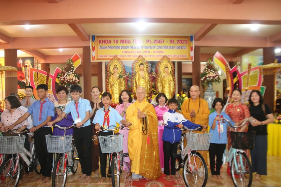 Trao tặng xe đạp đến các em học sinh có hoàn cảnh khó khăn Trao tặng xe đạp đến các em học sinh có hoàn cảnh khó khăn