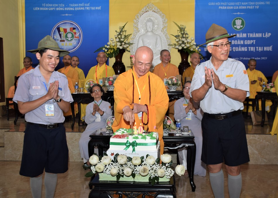 Cắt bánh kỷ niệm 10 năm thành lập Liên đoàn Gia đình Phật tử đồng hương Quảng Trị tại Huế Cắt bánh kỷ niệm 10 năm thành lập Liên đoàn Gia đình Phật tử đồng hương Quảng Trị tại Huế