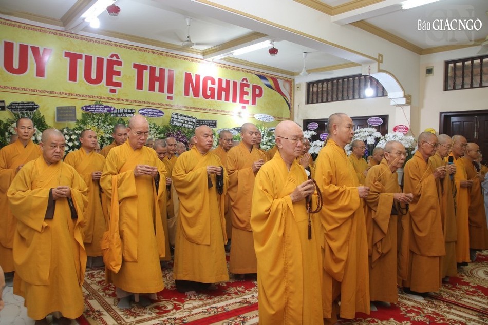 Phái đoàn Ban Trị sự GHPGVN TP.HCM cầu nguyện trước Tam bảo