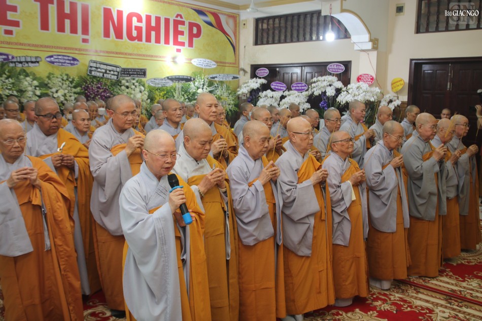 Phái đoàn Phân ban Ni giới T.Ư và Phân ban Ni giới TP.HCM viếng tang