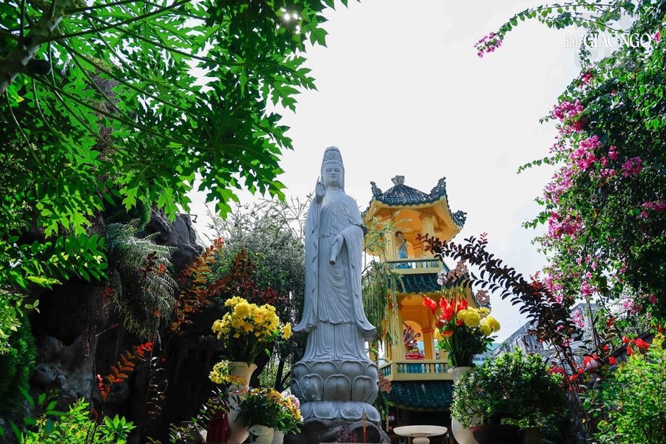 Ngài là điểm tựa tâm linh, cứu khổ ban vui