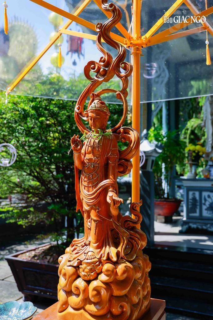 Tượng Quán Âm với tư thế hành vân, cao 1.2m bằng gỗ pơ-mu nguyên khối