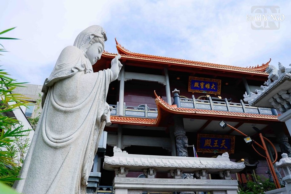 Tượng có chiều cao khoảng 4m, được đặt lộ thiên tại chùa