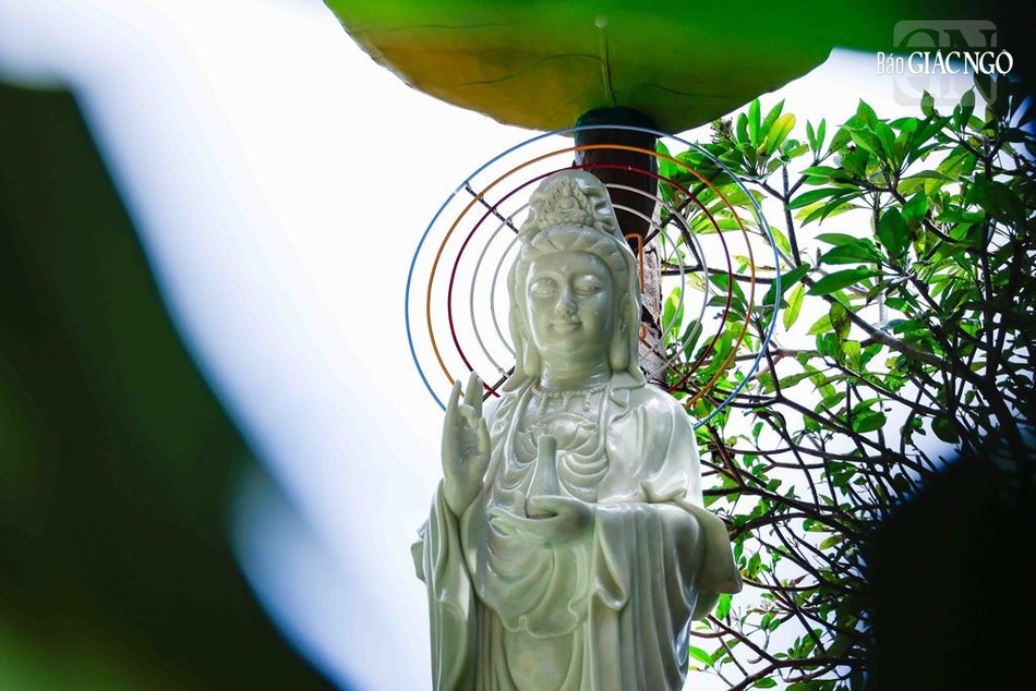 Tôn tượng được tạc từ đá non nước vào năm 2019