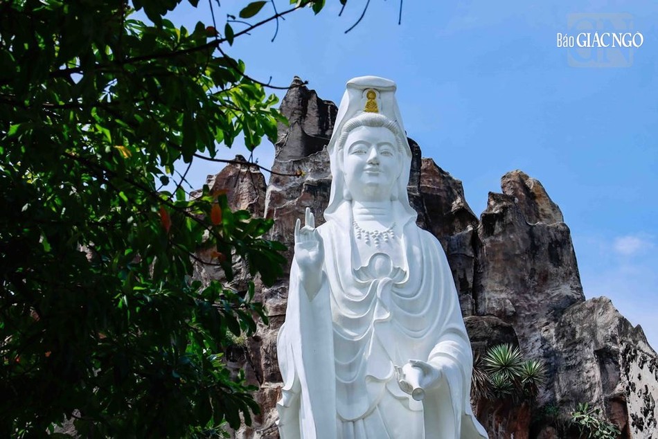 Lưng đài Quán Thế Âm dựa vào ngọn giả sơn; từng gốc cây, ngọn cỏ xen lẫn vào nhau... như một Phổ Đà Sơn thu nhỏ