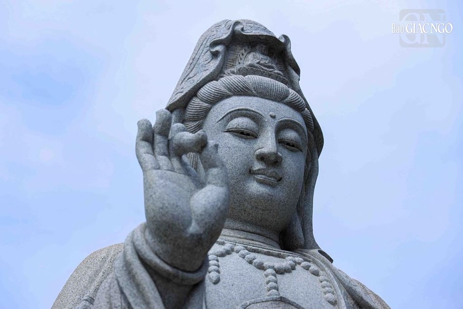 Tôn tượng Quán Âm được làm từ chất liệu đá, đặt tạc từ Trung Quốc đem về Việt Nam vào năm 2019