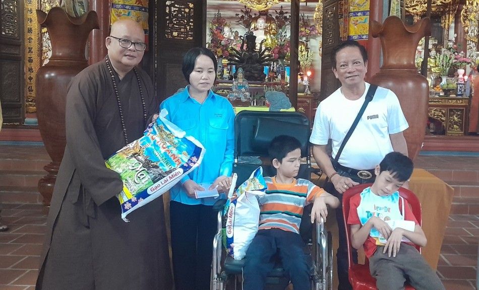 Đại đức Thích Nguyên Quang trao quà cho người khiếm thị và trẻ mồ côi, khuyết tật Đại đức Thích Nguyên Quang trao quà cho người khiếm thị và trẻ mồ côi, khuyết tật