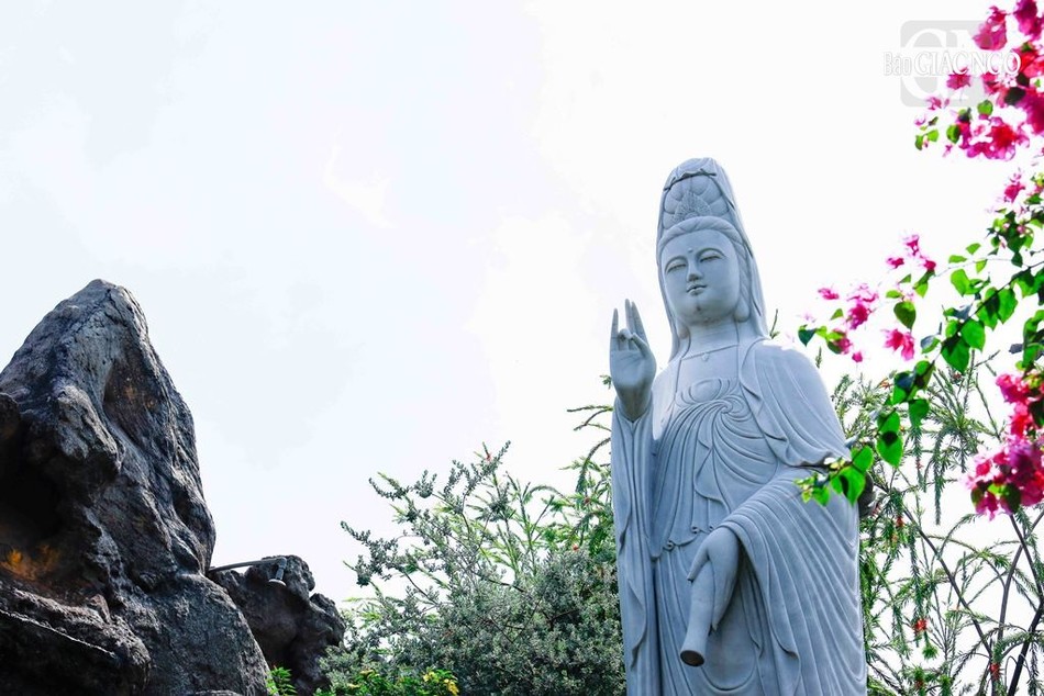 Tượng Quán Âm được tạc từ đá non nước
