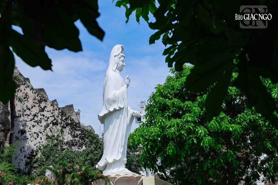 Bảo tượng Bồ-tát Quán Thế Âm tại tịnh xá Trung Tâm cao 9m, đứng trên đài sen