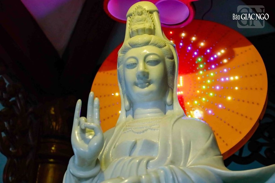 Tôn tượng được tạc từ đá non nước vào năm 2004