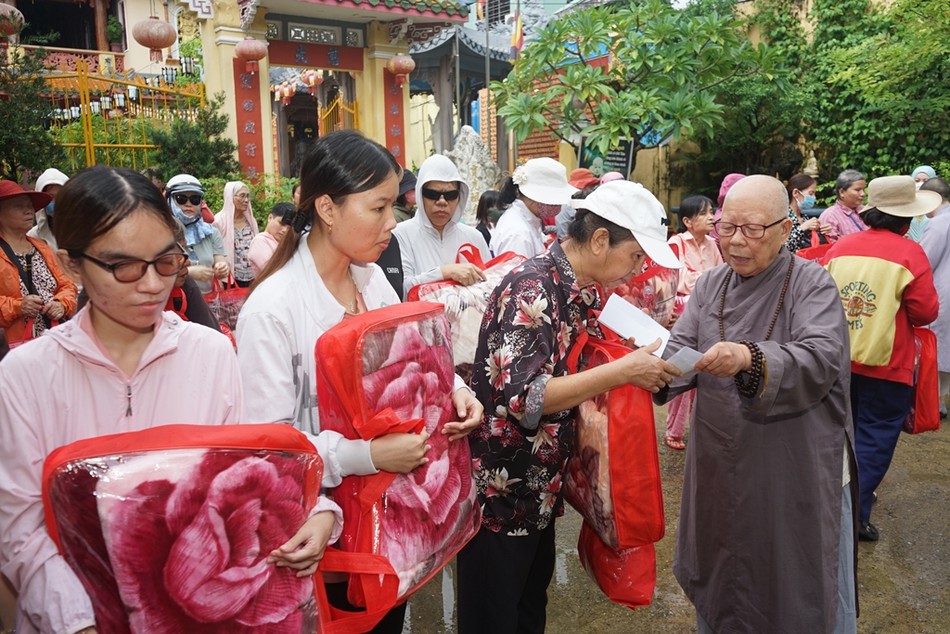 Ni trưởng Thích nữ Diệu Cảnh tận tay trao quà đến người khiếm thị Ni trưởng Thích nữ Diệu Cảnh tận tay trao quà đến người khiếm thị
