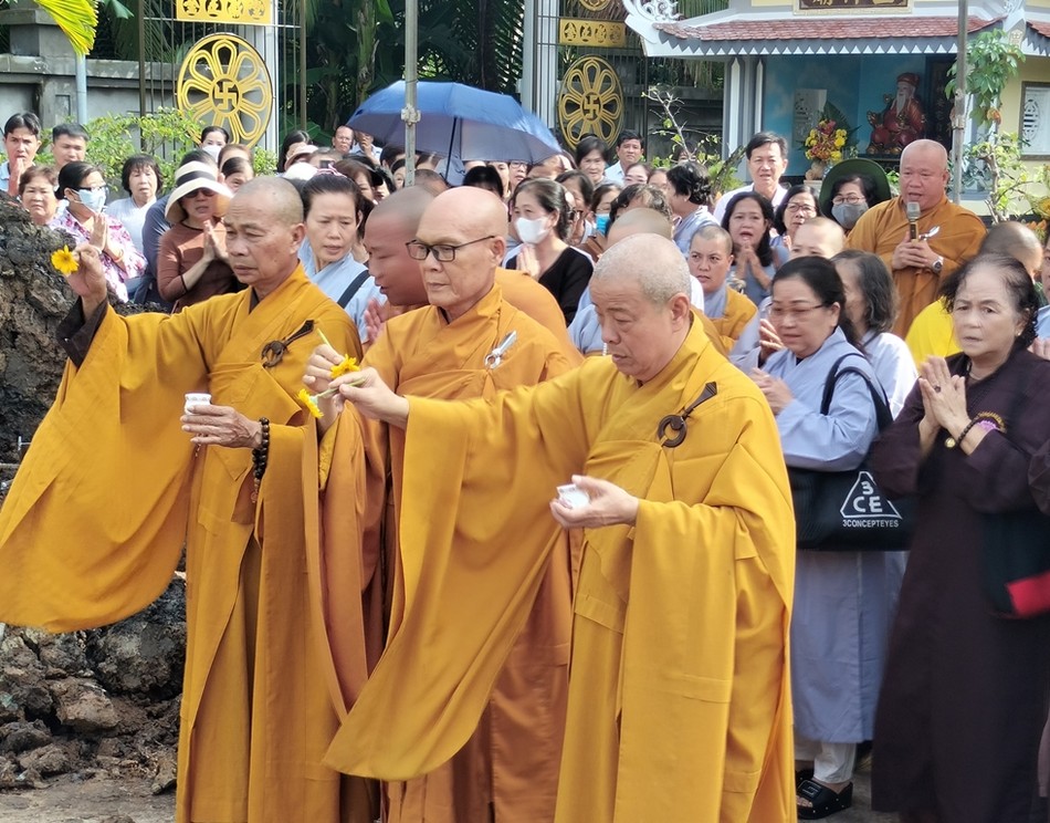 Cử hành nghi thức sái tịnh Cử hành nghi thức sái tịnh