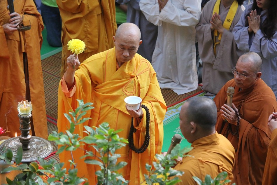 Hòa thượng Thích Nguyên Quang cử hành nghi thức sái tịnh