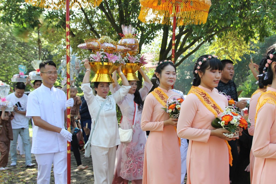 Phật tử nhiễu Phật quanh tháp Gotama