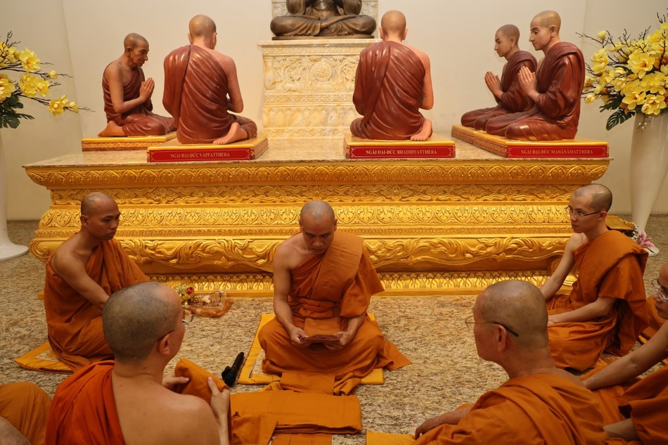 Chư tôn đức cử hành tuyên ngôn Tăng sự và thọ y