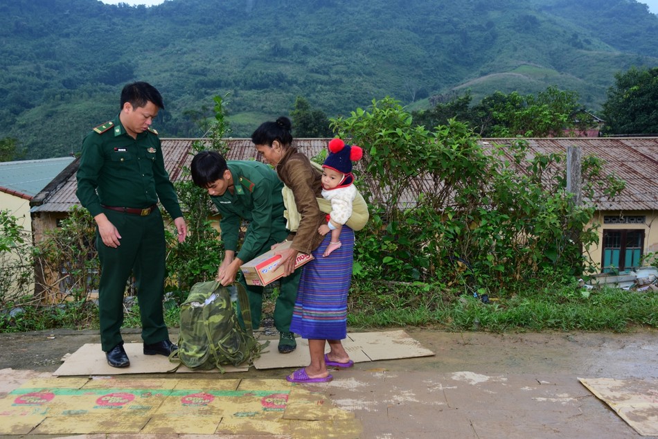 Các chú bộ đội hỗ trợ bà con đến nhận quà