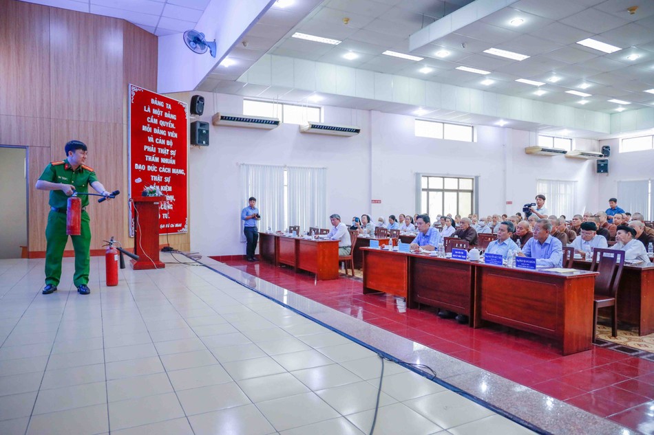 Thiếu tá Trần Anh Quang hướng dẫn sử dụng bình chữa cháy Thiếu tá Trần Anh Quang hướng dẫn sử dụng bình chữa cháy