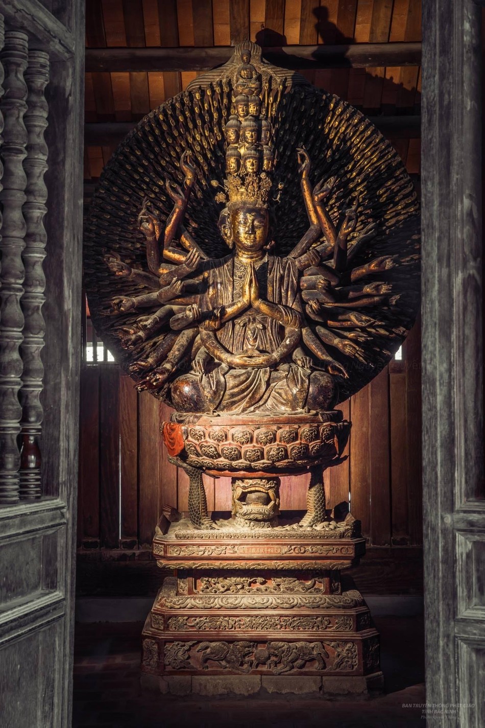 Phật Bà Nghìn mắt nghìn tay chùa Bút Tháp (Bắc Ninh) có niên đại từ thế kỷ XVII, được xem là kiệt tác độc nhất vô nhị của nghệ thuật điêu khắc truyền thống Việt Nam. Tượng có tổng chiều cao 3,7m, ngang 2,1m, dày 1,15m; gồm 3 phần thân tượng, đế tượng và thân quang phía sau. Tượng gồm 11 đầu, 42 tay lớn và 952 tay dài nhỏ kết lại thành thân quang. Tượng được công nhân Bảo vật quốc gia vào năm 2012. Phật Bà Nghìn mắt nghìn tay chùa Bút Tháp (Bắc Ninh) có niên đại từ thế kỷ XVII, được xem là kiệt tác độc nhất vô nhị của nghệ thuật điêu khắc truyền thống Việt Nam. Tượng có tổng chiều cao 3,7m, ngang 2,1m, dày 1,15m; gồm 3 phần thân tượng, đế tượng và thân quang phía sau. Tượng gồm 11 đầu, 42 tay lớn và 952 tay dài nhỏ kết lại thành thân quang. Tượng được công nhân Bảo vật quốc gia vào năm 2012.